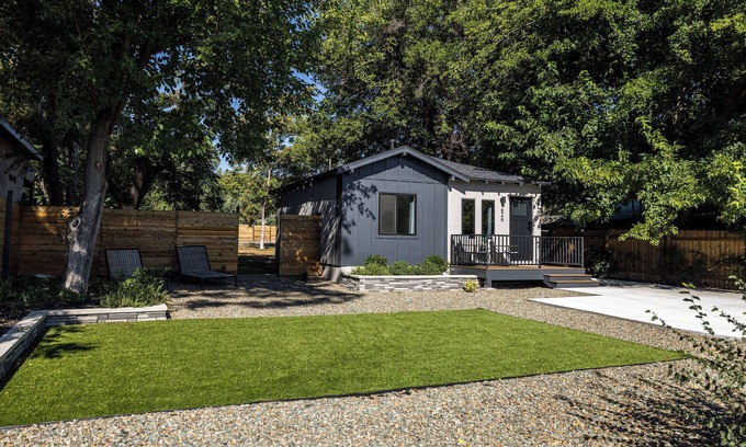 Cottonwood House | Modern Bungalow 2BR 1Bath, Putting Green, Walking Distance to DT