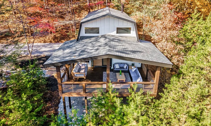 Hiawassee Cabin | Modern Cabin, Great View, Pet-Friendly, Close to town
