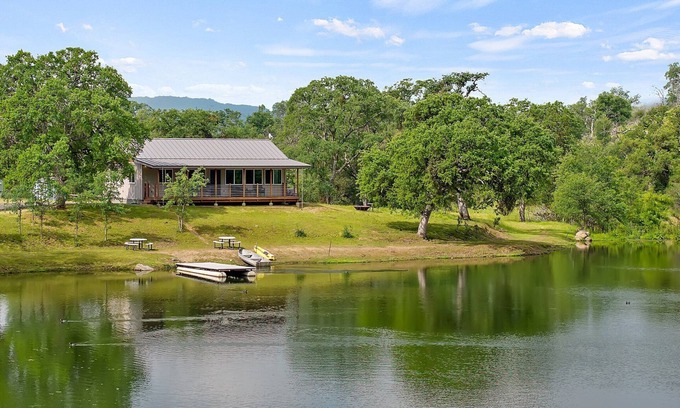 Springville House | Modern Cabin on Private Lake: Gateway to the Sequoias