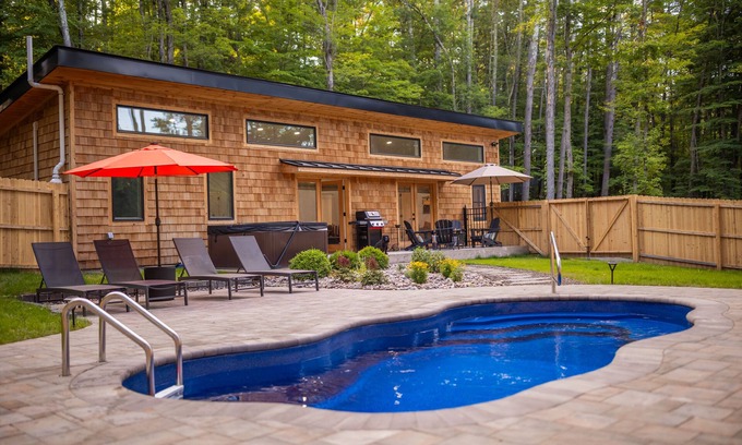 Saugerties House | Modern Cabin Retreat Private Pool & Hot Tub Close to HITS Saugerties 3BR