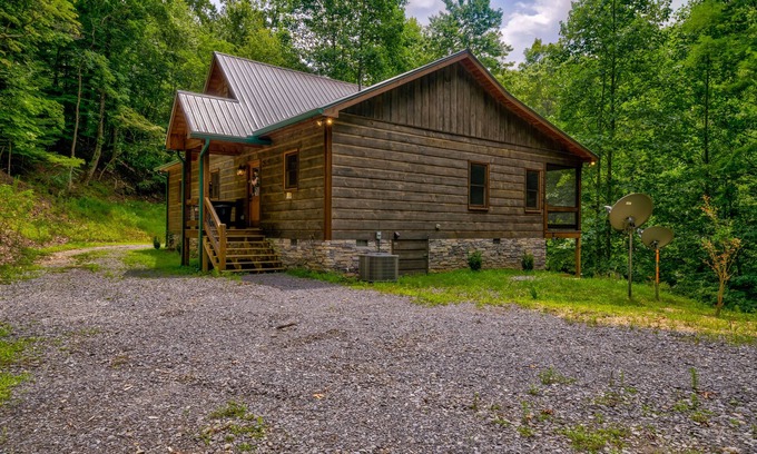 Morganton Cabin | Modern cabin with private hot tub, screened deck, gas fireplace, & central AC