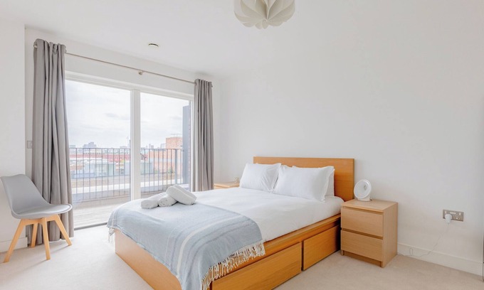 Stratford Apartment | Modern Canal-Side 1BD Flat, Heart of Hackney