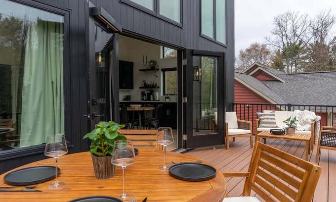 Saugatuck House | Modern Carriage House in the Hills of Saugatuck