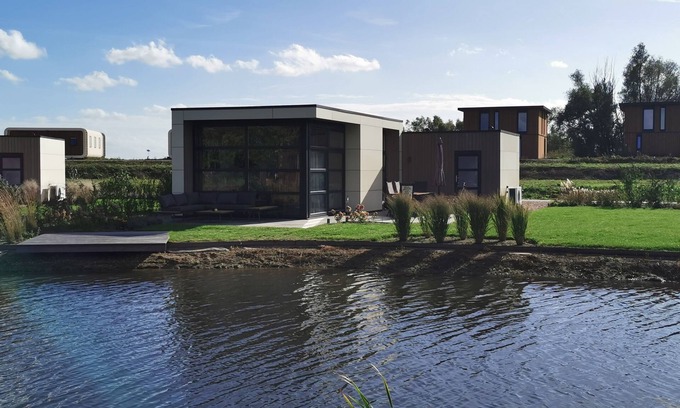 Olburgen House | Modern chalet 'Aan het Oever' with fenced garden & AirCo in Olburgen/NL
