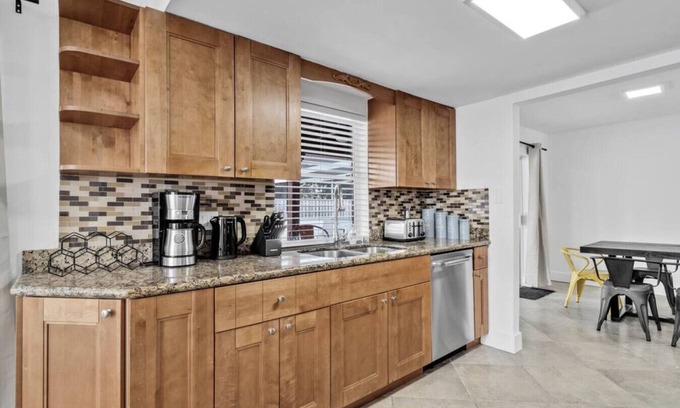 North Lauderdale House | Modern & Chic 3-bedroom Pool Home