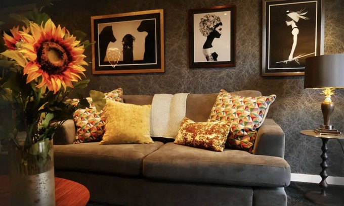 Leith Apartment | Modern Chic Apartment W/free Parking, gym and lift access