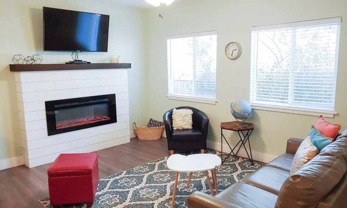 Castle Rock House | Modern Chic Downtown Home-Walk to Everything!