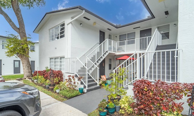 Survey Creek Apartment | Modern Chic Getaway - Sleeps 11 - Palmwavestays