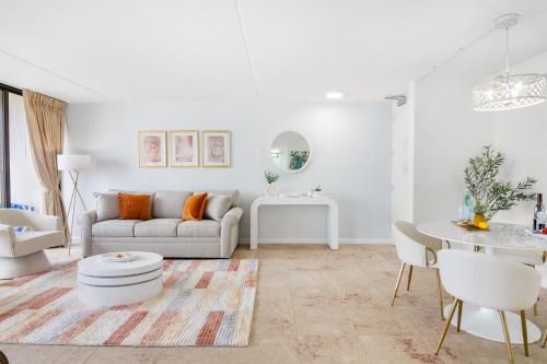 Waikiki Apartment | Modern & Chic Ocean View Waikiki Beach with Parking!