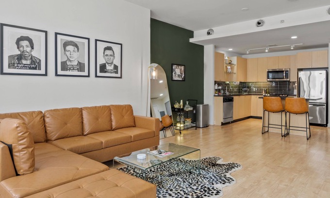 Downtown Dallas Apartment | Modern City Views Downtown Dallas 1-bedroom Condo Free Parking, Gym, Pool