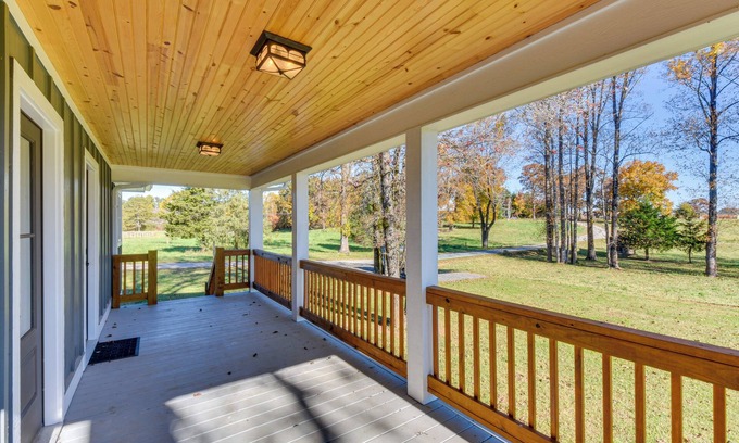 Clarkesville Cottage | Modern Clarkesville Cottage w/ Decks & Patio!