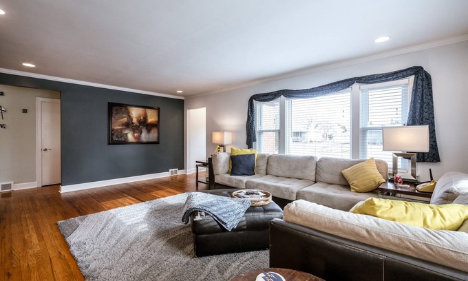 Buechel House | Modern Classic! *Close to Everthing!* Sleeps 10* Expo Center Super Close!