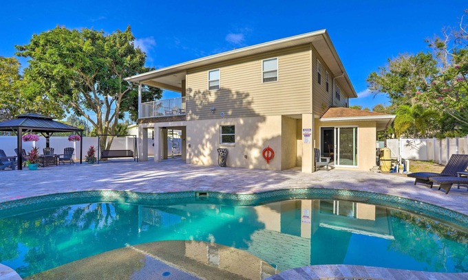 Clearwater House | Modern Clearwater Home w/Deck: 9 Mi to Beach