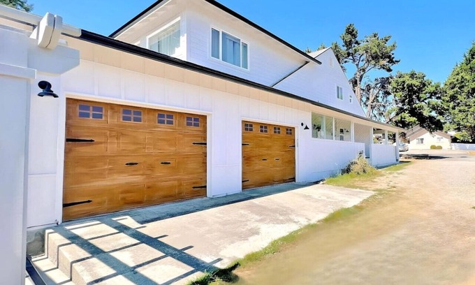 Brookings House | Modern Coast Escape |Hot Tub & Games |Near Beach