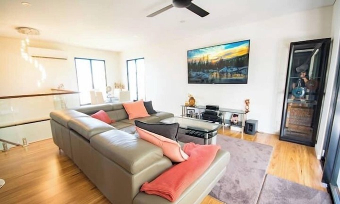 North Ward House | Modern Coastal Escape | Walk to Beach, Cafes & CBD