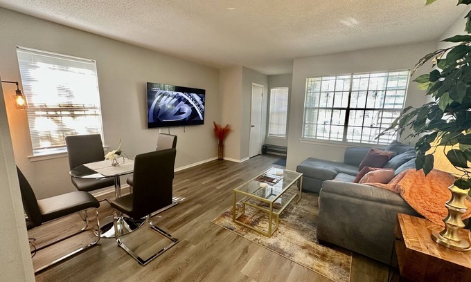 Midtown Apartment | Modern Comfort 2 BR Midtown 2mins to Overton Park