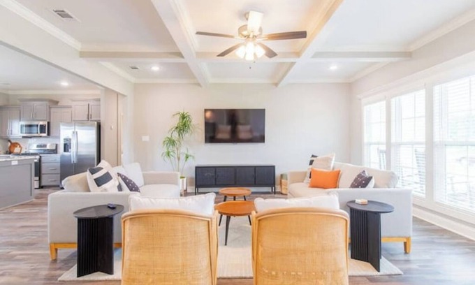 Hahira House | Modern Comfort in a Cozy Retreatn