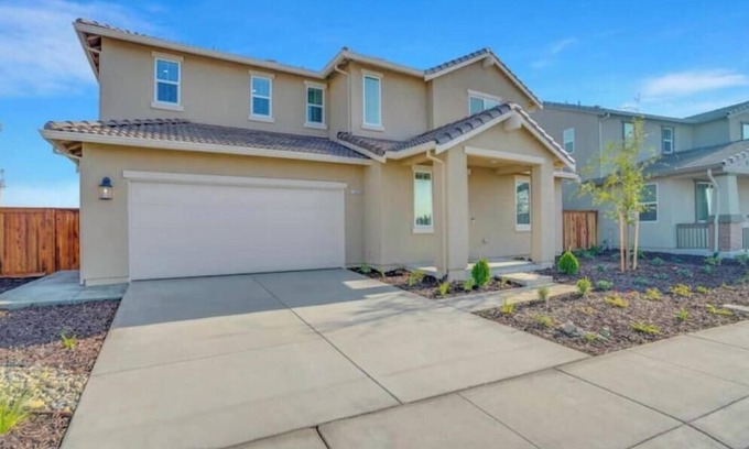 Peters House | Modern Comfort: Manteca Edition