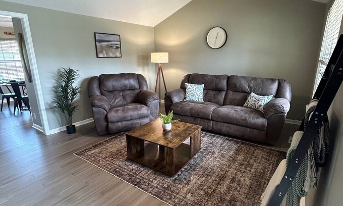 Shepherdsville House | Modern Comfort n Bourbon Trail & Derby Fenced yard full kitchen parking