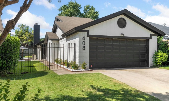 Euless House | Modern comfort near DFW
