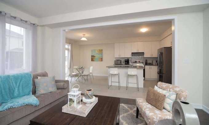 Thorold House | Modern Comfort w/5 BEDS close to Welland