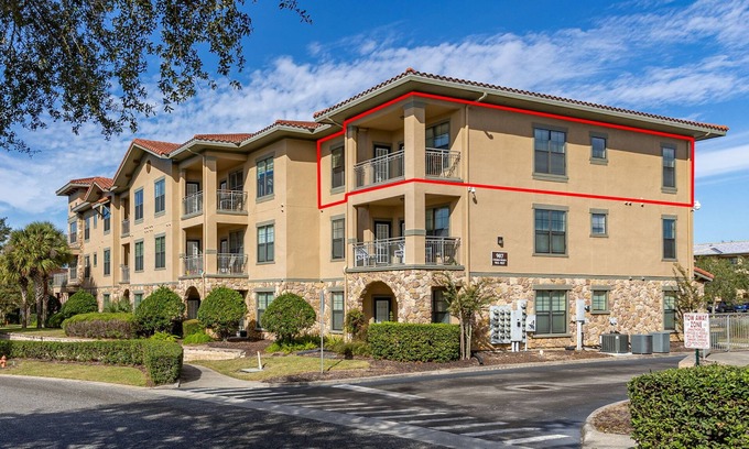 Wellington Condo | Modern condo close to restaurants and food store and only 25 minutes to Disney.