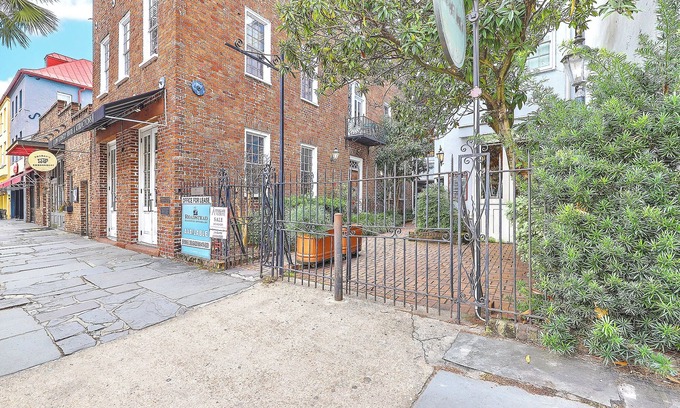 French Quarter Condo | Modern Condo in the heart of DT on East Bay St Prime Location