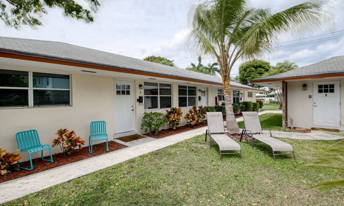 Singer Island Apartment | Modern condo near towering palms with beach decor, grill, & yard - walk to beach