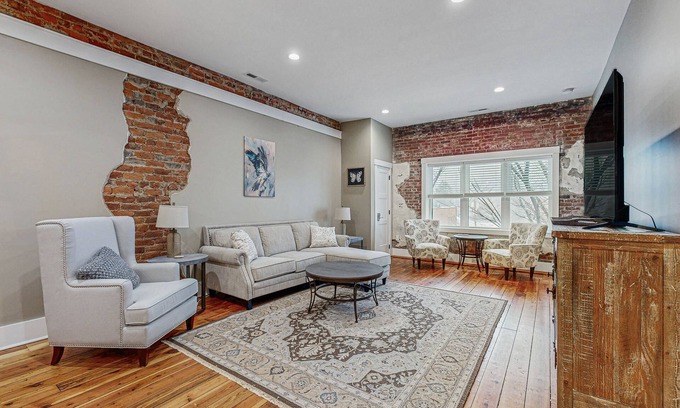 Waynesville Condo | Modern Condo over Main Street with full kitchen, Wifi and Central AC