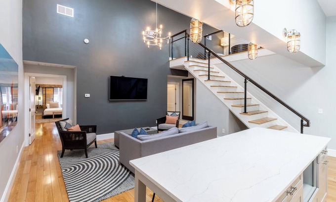 New Brighton Condo | Modern Condo w/Loft and Kitchenette on Thames St