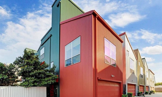 South Central Houston House | Modern Contemporary 3 story townhome in East Downtown w/rooftop deck.