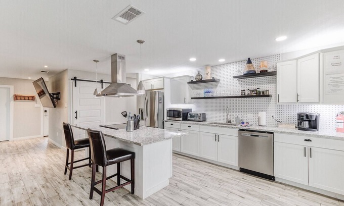 Arlington House | "Modern Contemporary" (912)Walk to ATnT - Globe Life -Texas Live and more!