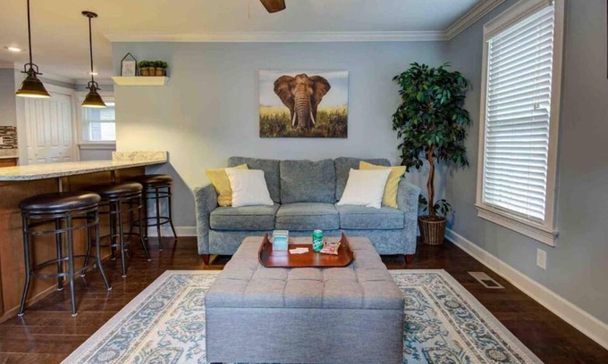 Huntsville House | Modern Cottage/Close to DNTN/Self Check-In/Parking