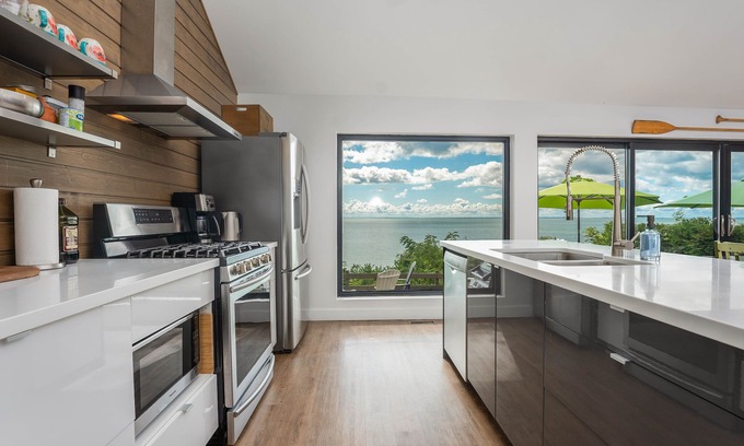 Port Dover Cottage | Modern Cottage on the Lake - Amazing Views!