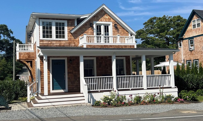 East Chop House | Modern Cottage Walk To Town & Beach