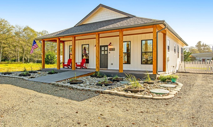 Long Beach House | Modern cottage with covered deck, grill & fireplace - walk to beach/bars/dining