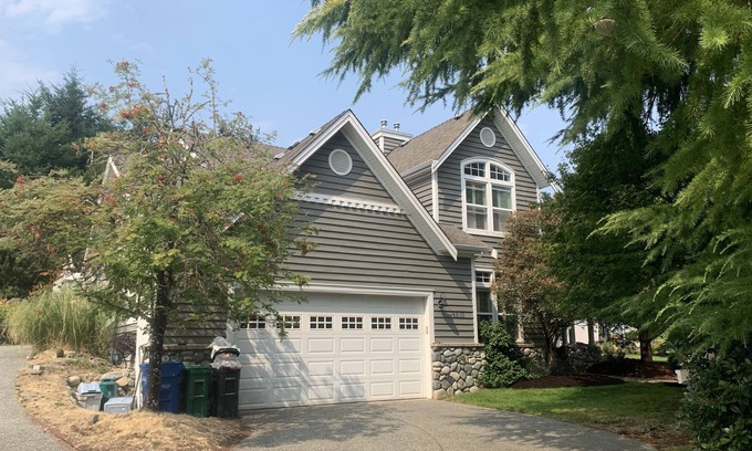 Regional District of Nanaimo House | Modern country style home on waterfront street with dead end cul-de sac