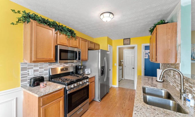 Stone Mountain House | Modern & Cozy 3 Beds W. Private Garage & Driveway