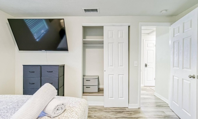 Carver City - Lincoln Gardens House | Modern & Cozy - Family Friendly | Ace Location