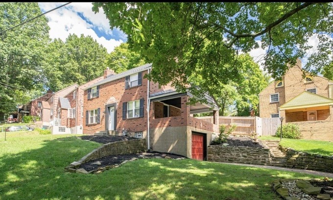 Wilkinsburg House | Modern Cozy House 3 Bedroom with Gameroom