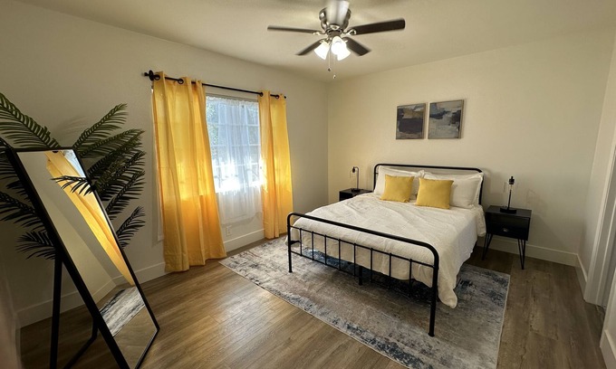 Southwest Anaheim Apartment | Modern/Cozy Mid-Term30+Getaway