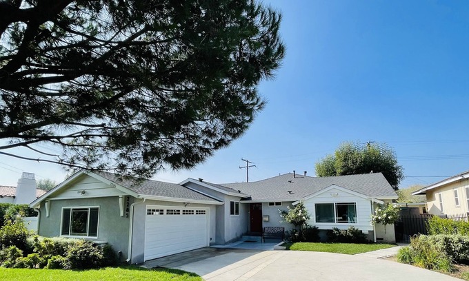 North Arroyo House | Modern & cozy, near Rosebowl, remodeled 2 bed, 1 bath, pets welcome.