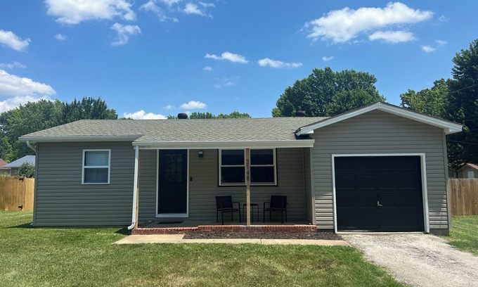 Springfield House | Modern Cozy Pet Friendly Home in South SGF!