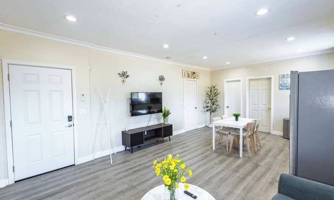 Logan Heights House | Modern Cozy Stylish Home AC W/D Parking - 3 minutes to Balboa Park