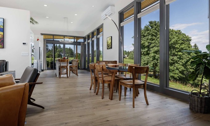 Dundee House | Modern Custom Vineyard Cottage, Epic Views, Huge Decks, BBQ, Ping Pong, EV Charger, Walk to Wineries