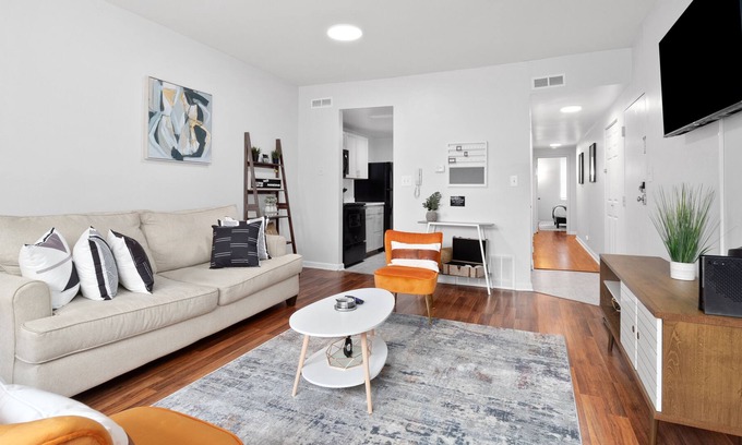 DeBaliviere Place Apartment | Modern CWE Apt/sleeps6/WashU/ForestPark/Zoo