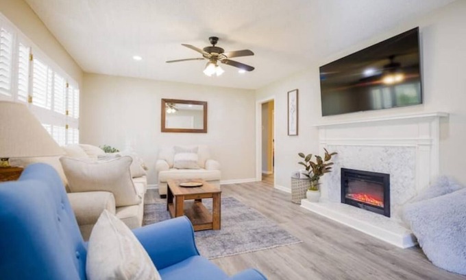 Valdosta House | Modern Decor Centrally located Huge fenced in yard Pets welcome Fireplace Grill