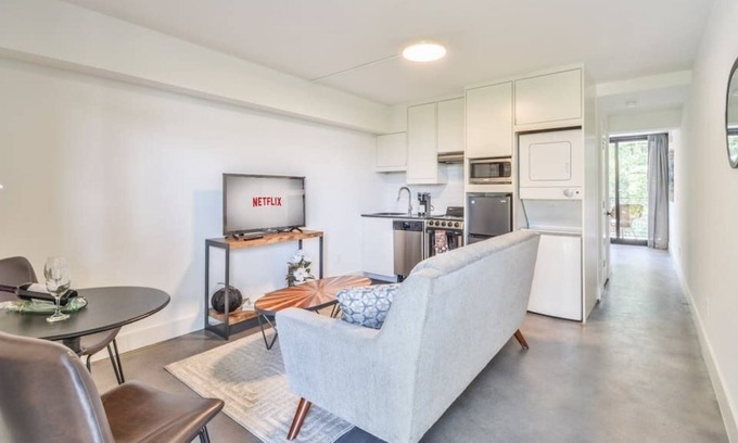 Virginia Highland Condo | Modern Décor Hideaway In The Heart Of Midtown Atlanta