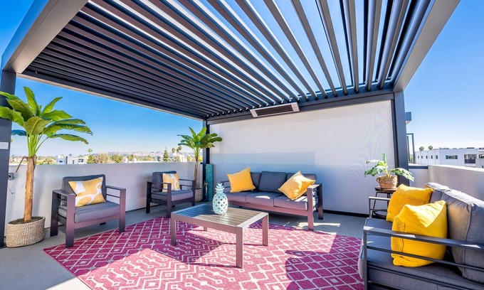 Marina del Rey House | Modern Designer Townhouse/Private Rooftop