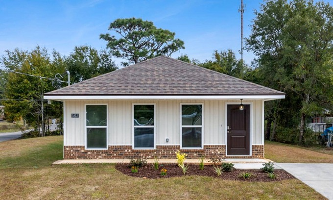 Gulf Breeze House | Modern dog-friendly home near the beach with large lawn, washer/dryer, streaming